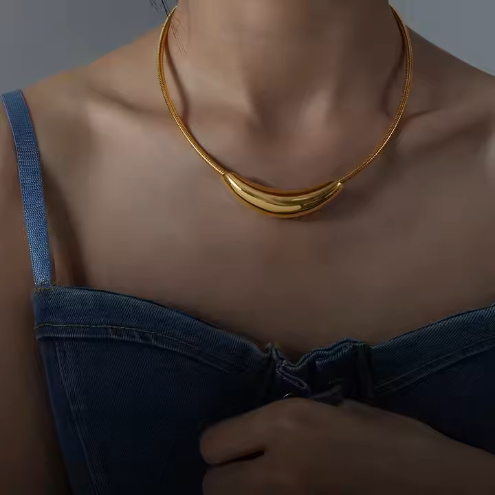 Kate – Collier ras-de-cou métallique en acier titane