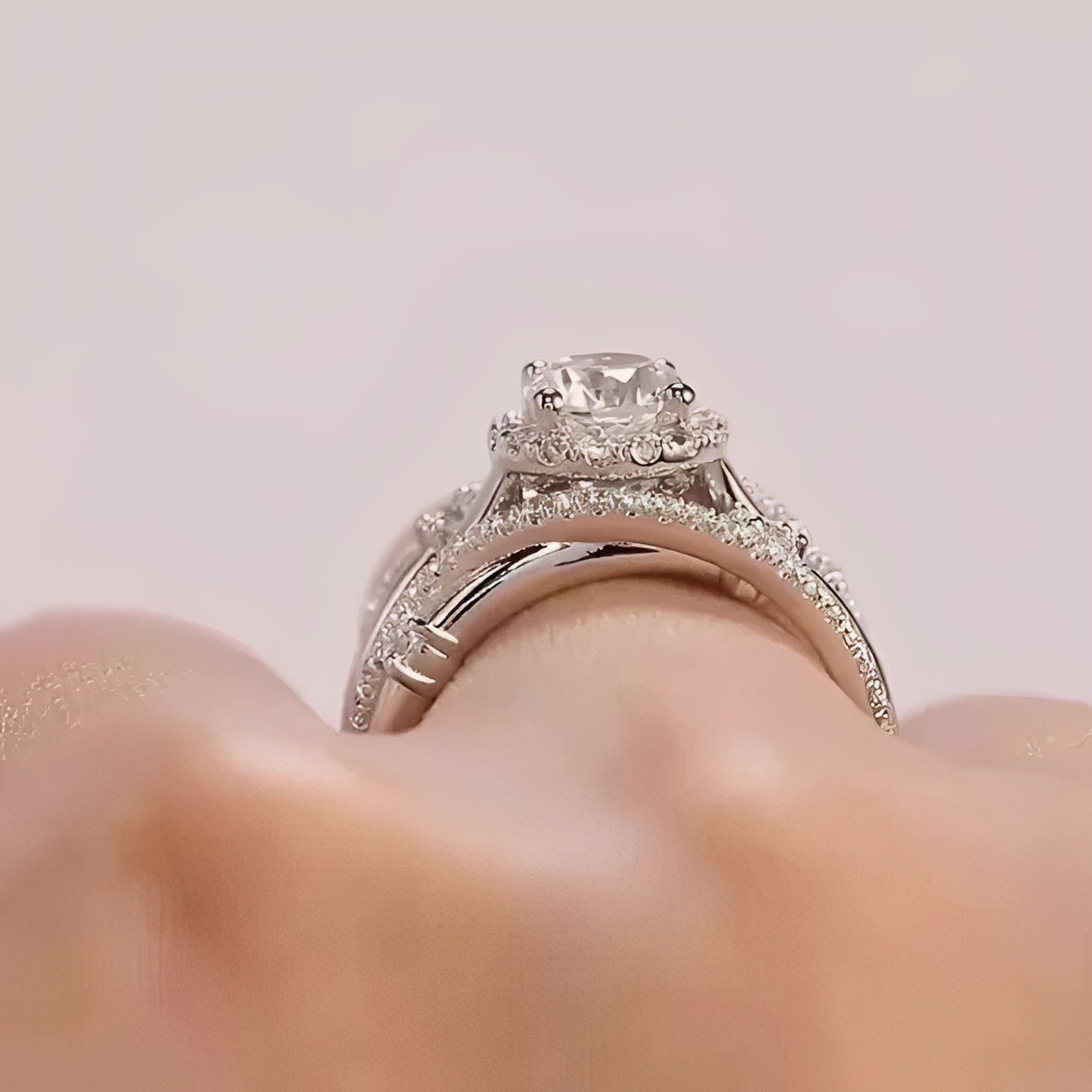 Ivanna – Bague Enlacée à Zircons Étincelants