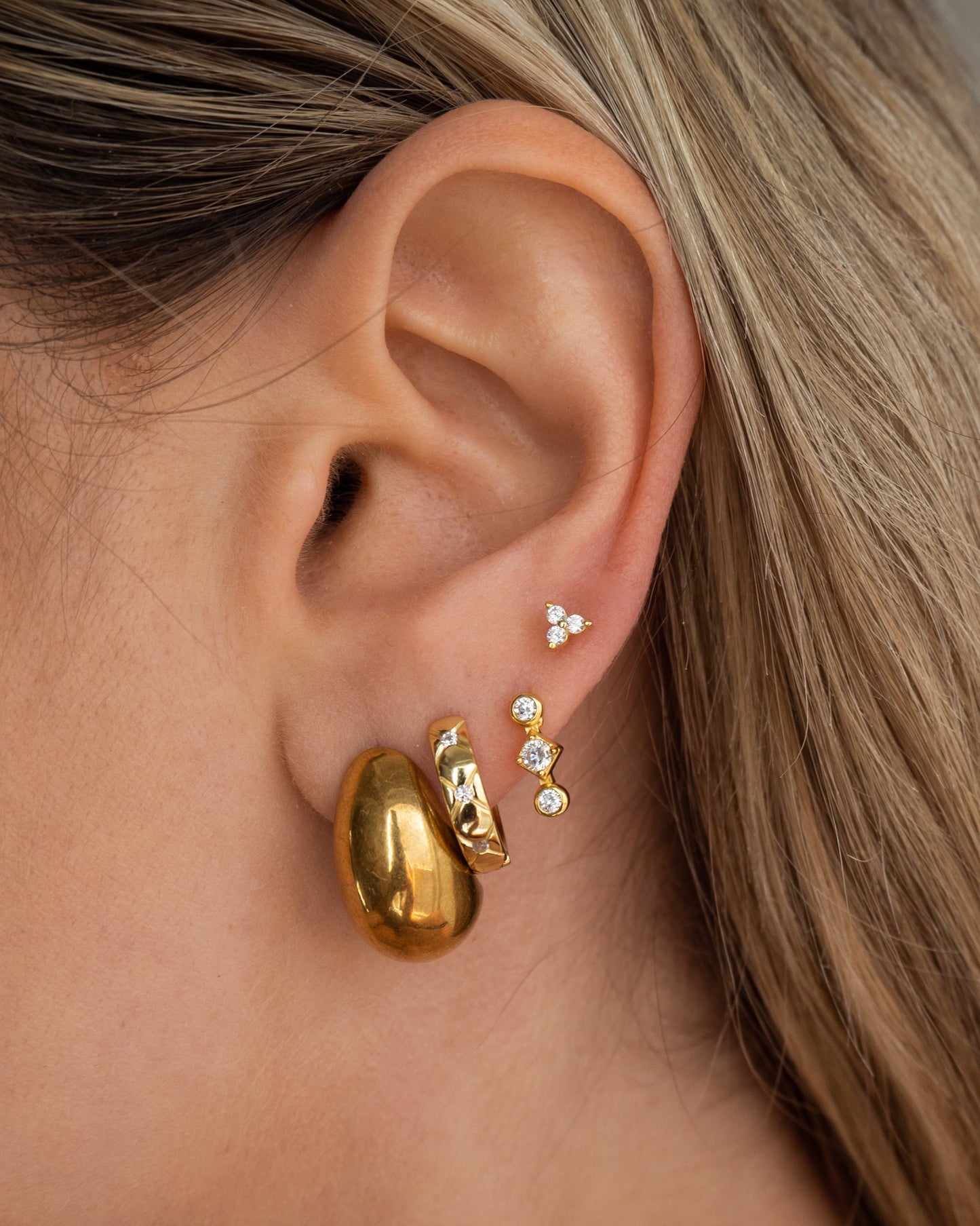 Boucles d'oreilles en forme de fleur avec trois cristaux dorés