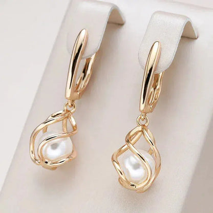 Lyanna – Boucles d’Oreilles Perles Dorées au Brillant Doux