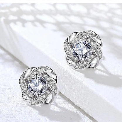 Elara – Boucles d’Oreilles Croix en Fleur Torsadée