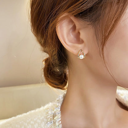 Maelle – Boucles d’Oreilles Arc Géométrique avec Perle