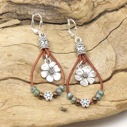 Amara - Boucles d’oreilles pendantes en cuir fleuri intemporel