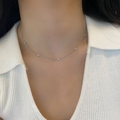 Cassy – Collier Fin en Cristal Étincelant