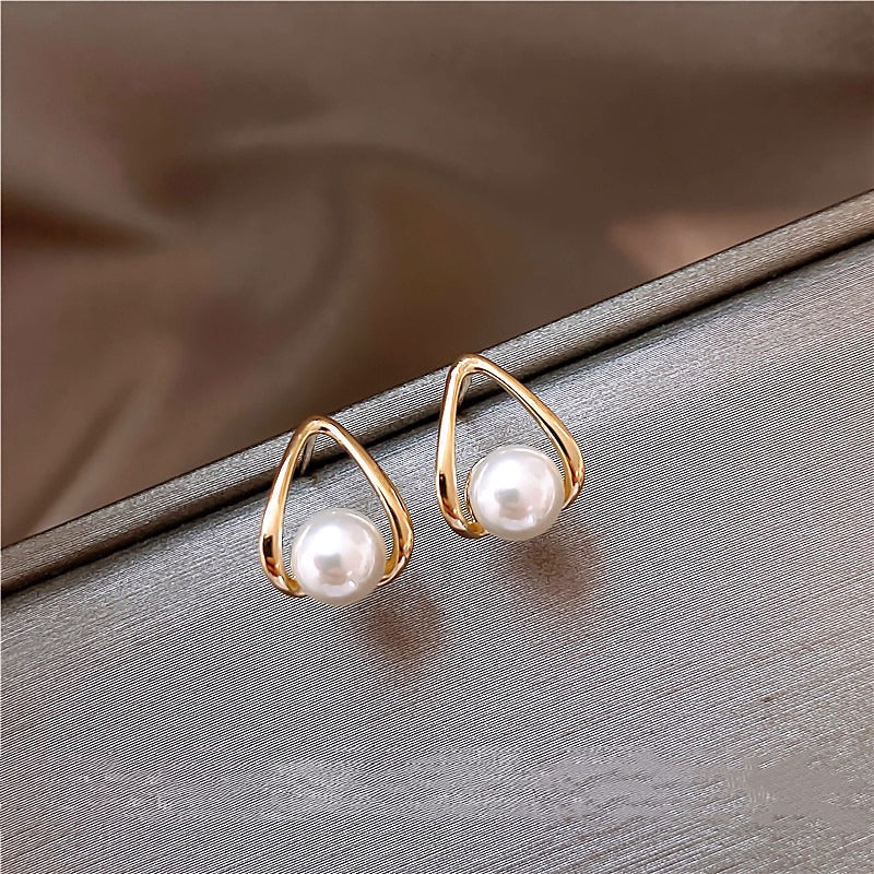 Maelle – Boucles d’Oreilles Arc Géométrique avec Perle