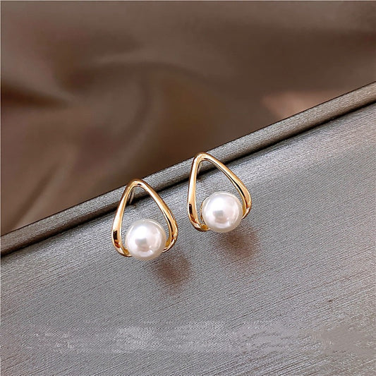 Maelle – Boucles d’Oreilles Arc Géométrique avec Perle