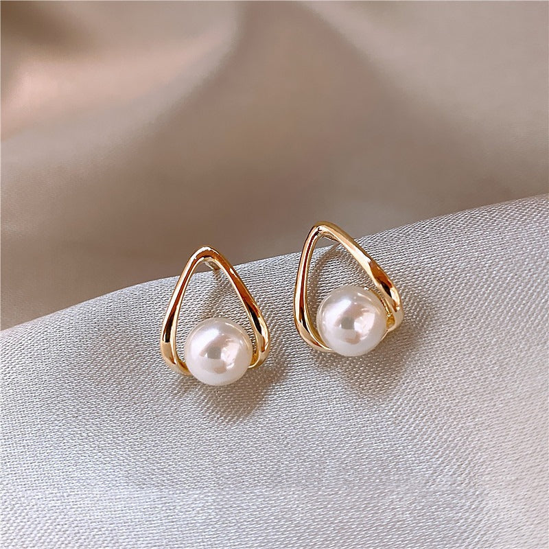 Maelle – Boucles d’Oreilles Arc Géométrique avec Perle