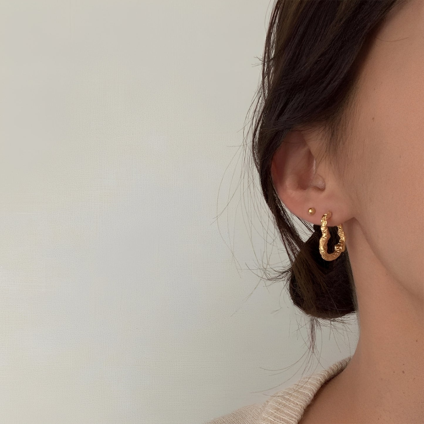 Elena – Boucles d’Oreilles Cœur Texturé à Tige Fine