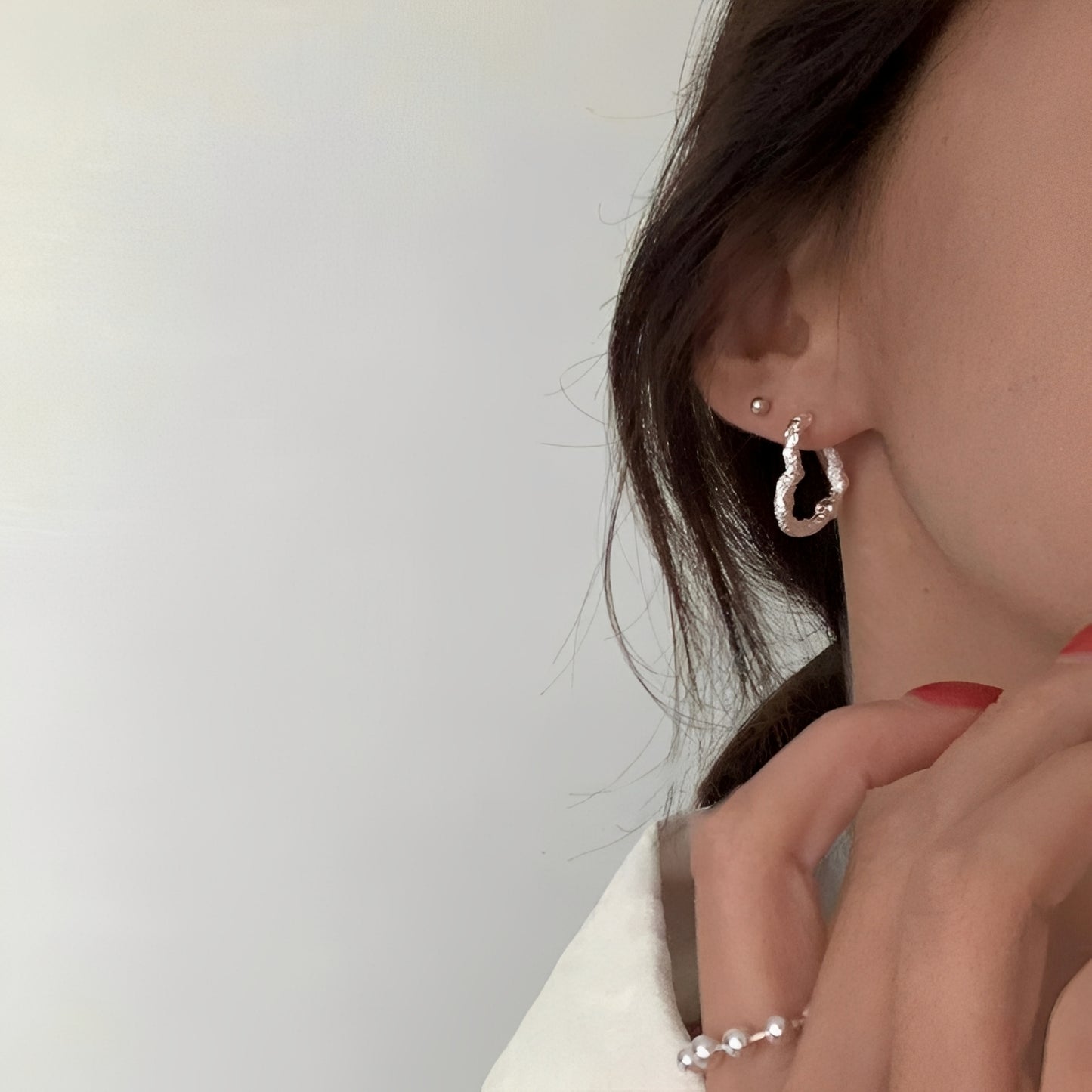 Elena – Boucles d’Oreilles Cœur Texturé à Tige Fine