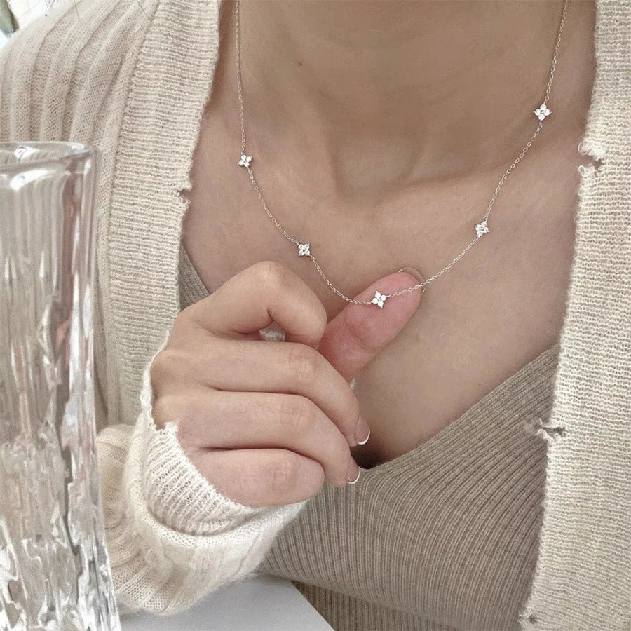 Cassy – Collier Fin en Cristal Étincelant