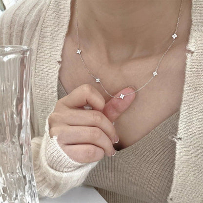 Cassy – Collier Fin en Cristal Étincelant