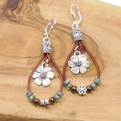 Amara - Boucles d’oreilles pendantes en cuir fleuri intemporel