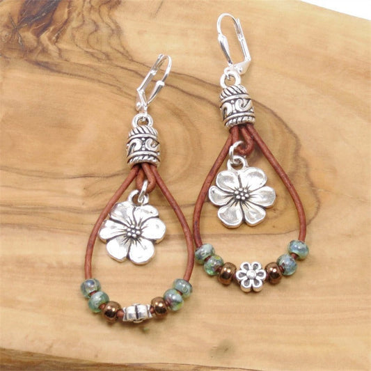 Amara - Boucles d’oreilles pendantes en cuir fleuri intemporel