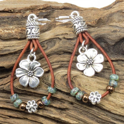 Amara - Boucles d’oreilles pendantes en cuir fleuri intemporel