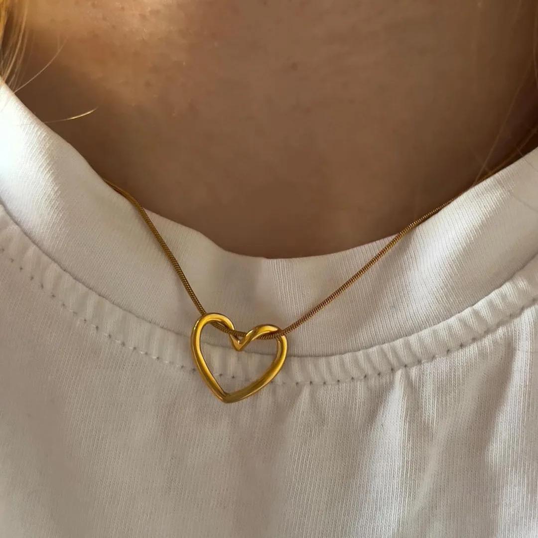 Elisha – Collier Cœur Creux en Acier Titane