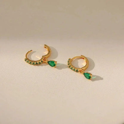 Amara – Boucles d’Oreilles Dorées avec Émeraude et Zirconia