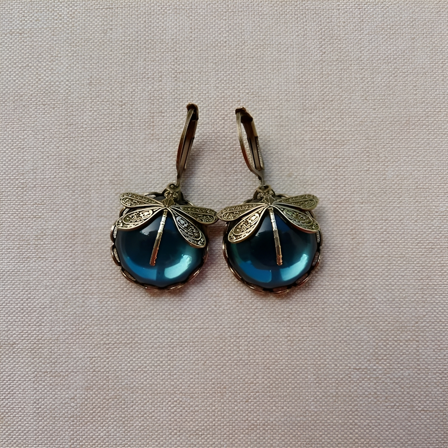 Elandra – Boucles d'Oreilles Sphériques Libellule en Or Ancien