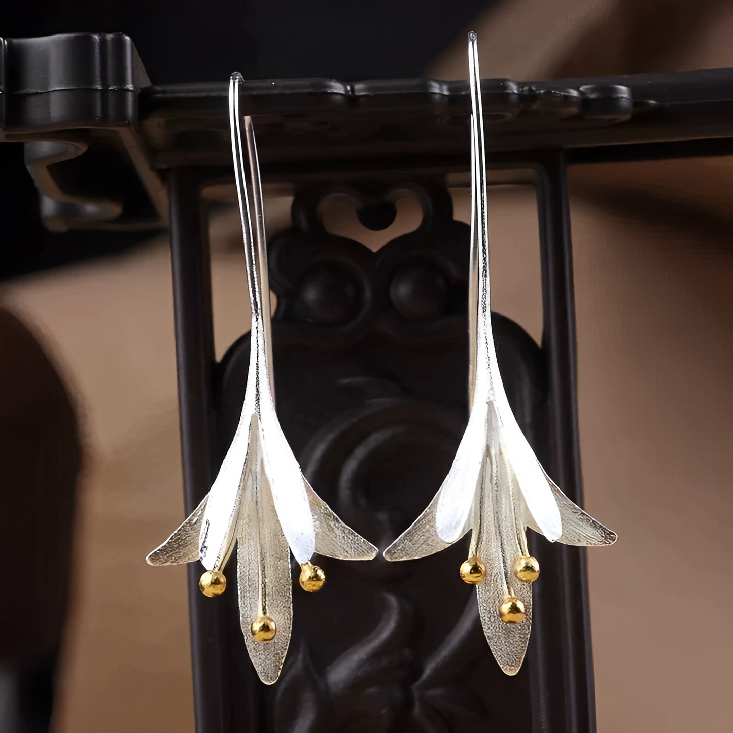 Amara – Boucles d’Oreilles Fleur Délicate en Argent