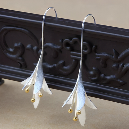 Amara – Boucles d’Oreilles Fleur Délicate en Argent