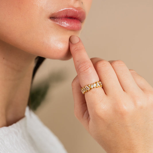 Lily – Bague Dorée Sertie de CZ Taille Baguette