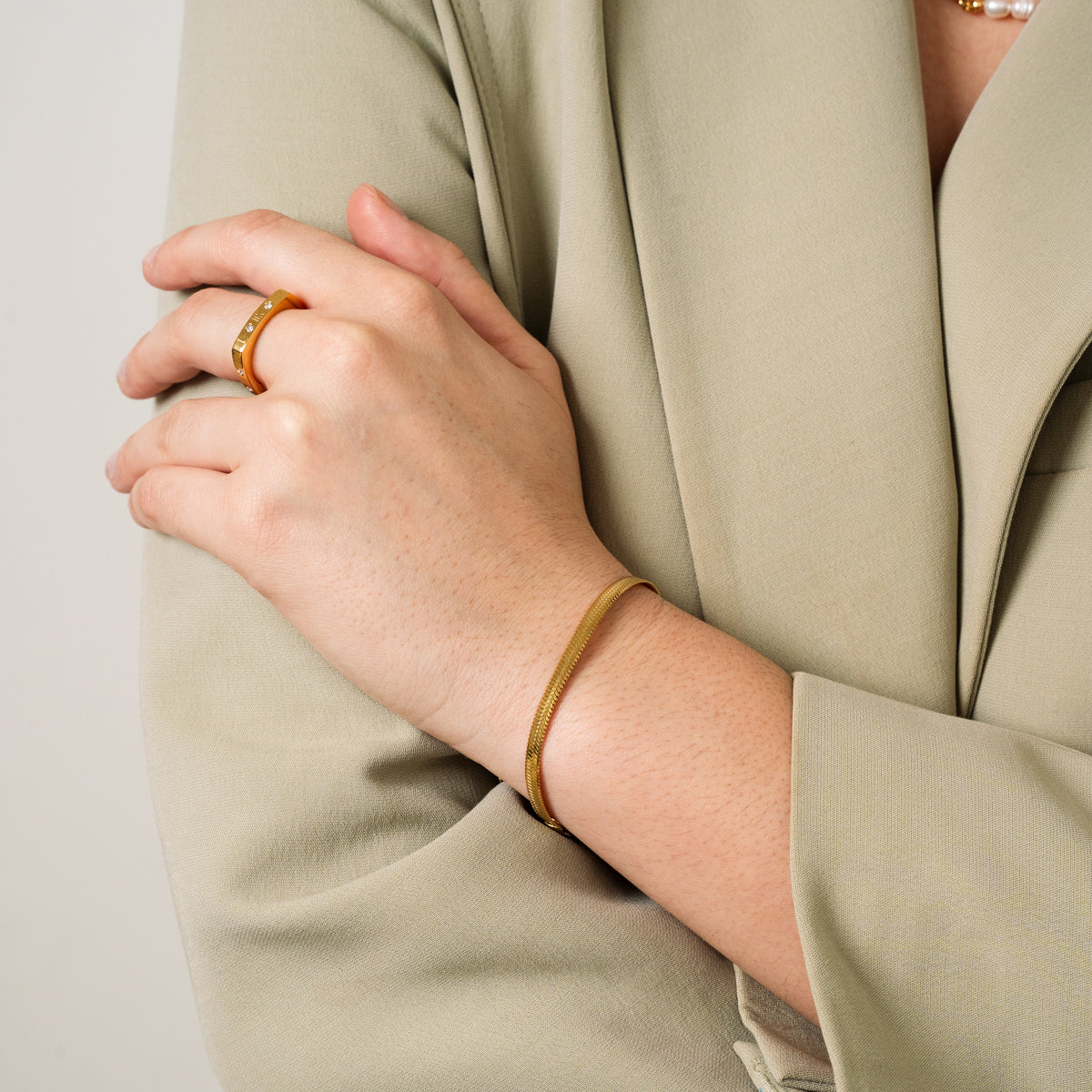Livia – Bracelet Serpent Doré Élégant