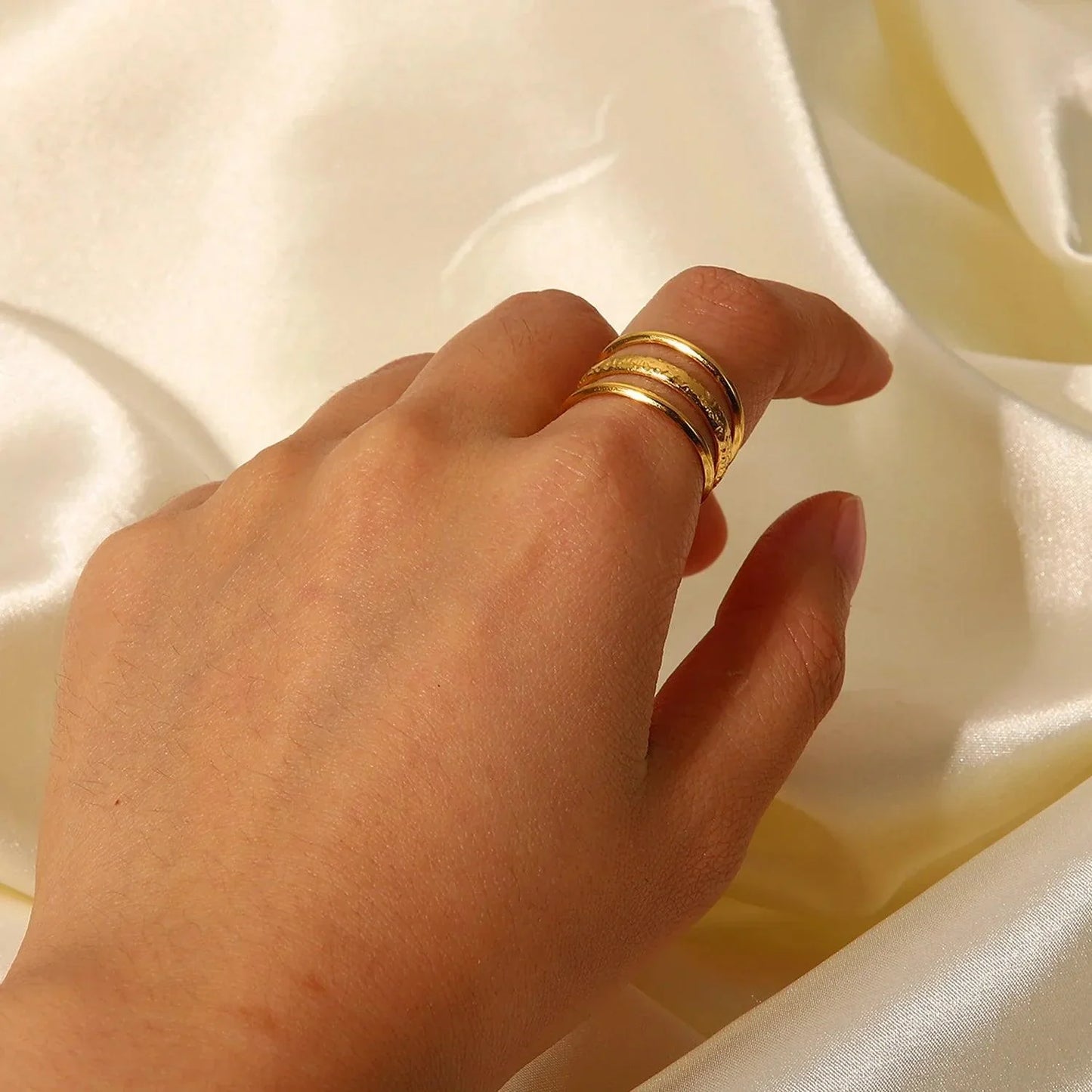 Inez – Bague Rétro Ouverte à Relief Trois Lignes