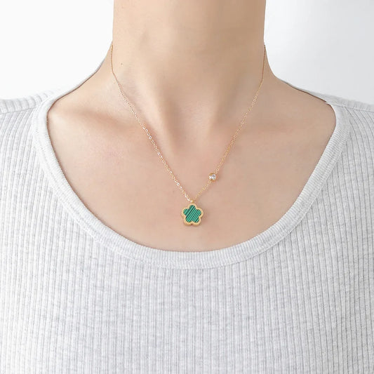Collier à fleurs de trèfle à cinq feuilles