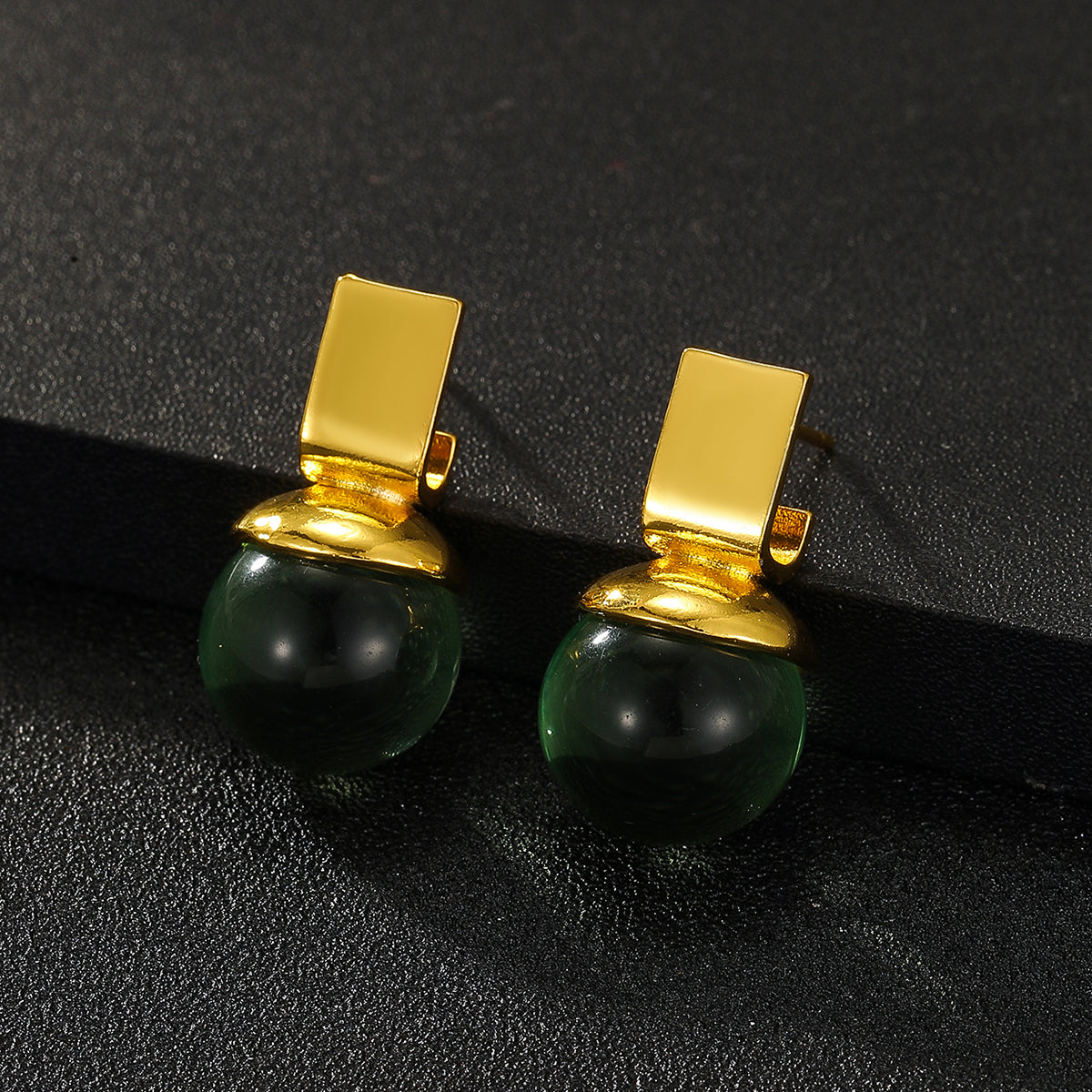 Charlie - Boucles d'oreilles vintage avec cristal vert et accents dorés