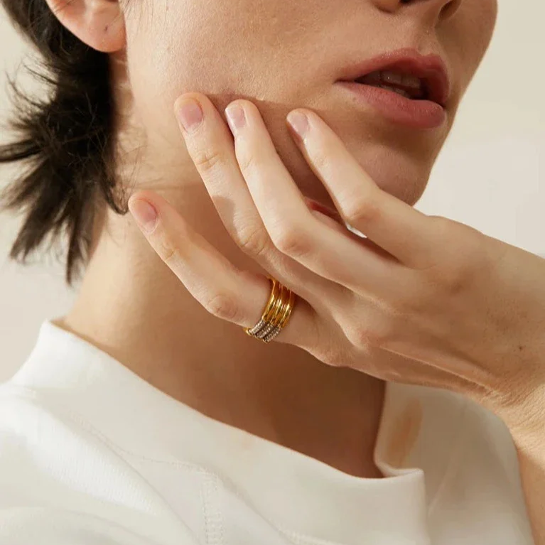 Elara – Bague Ondulée Scintillante