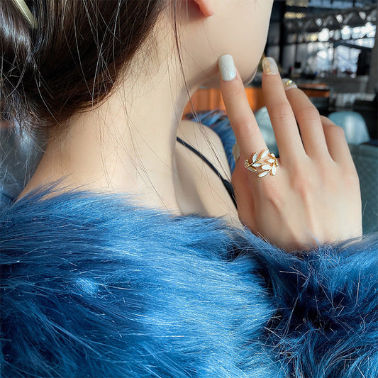 Auriane – Bague Dorée Feuille & Opale Blanche
