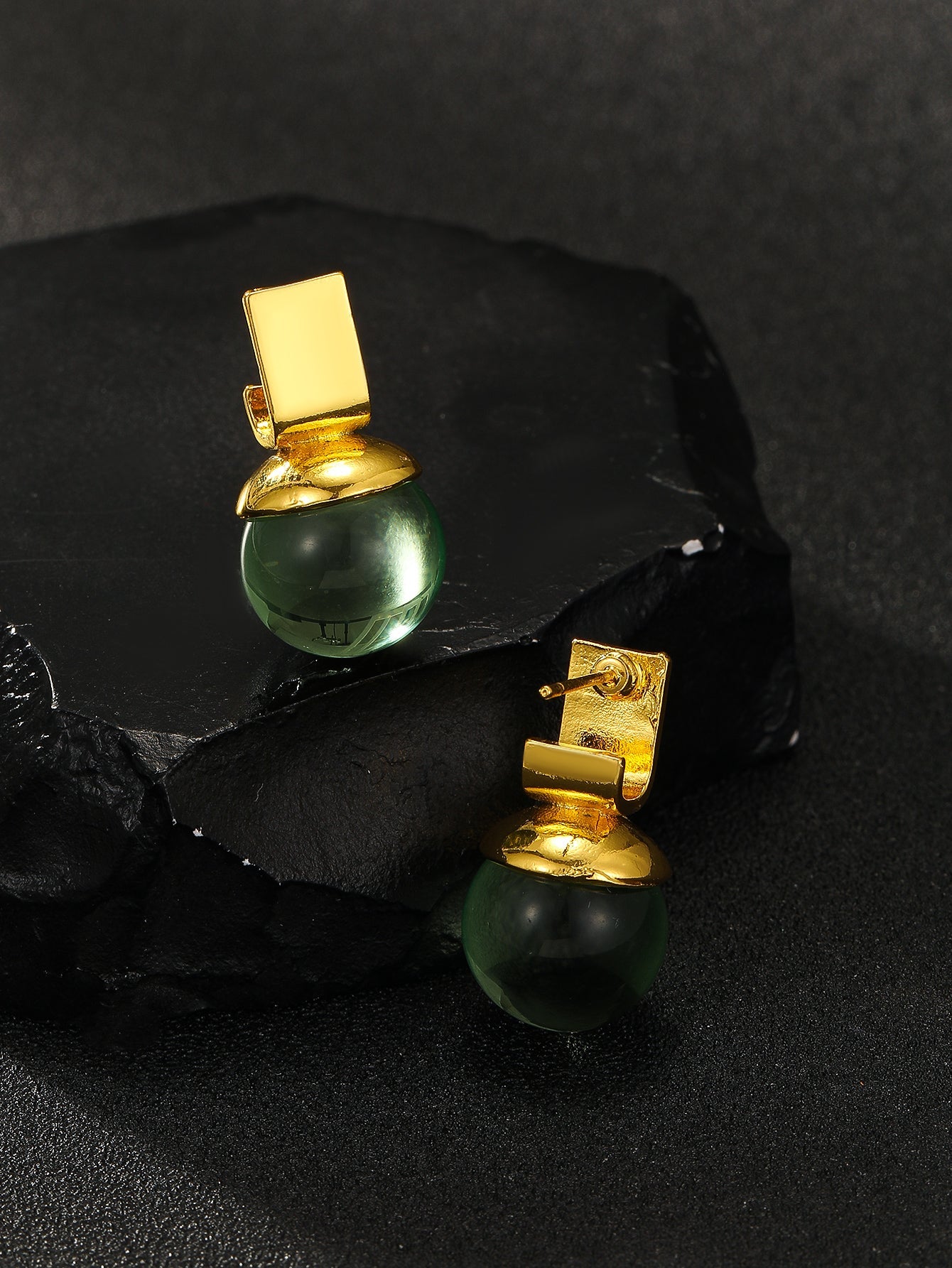 Charlie - Boucles d'oreilles vintage avec cristal vert et accents dorés