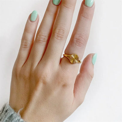 Yesha – Bague Ondulée Ronde en Acier Inoxydable