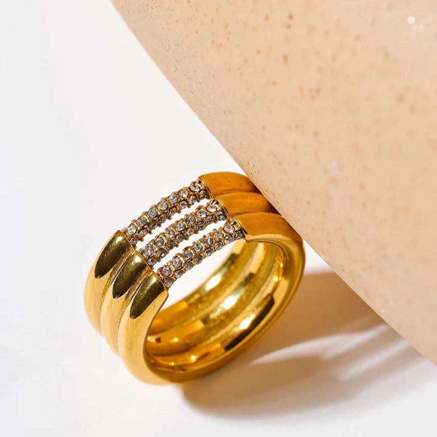 Elara – Bague Ondulée Scintillante