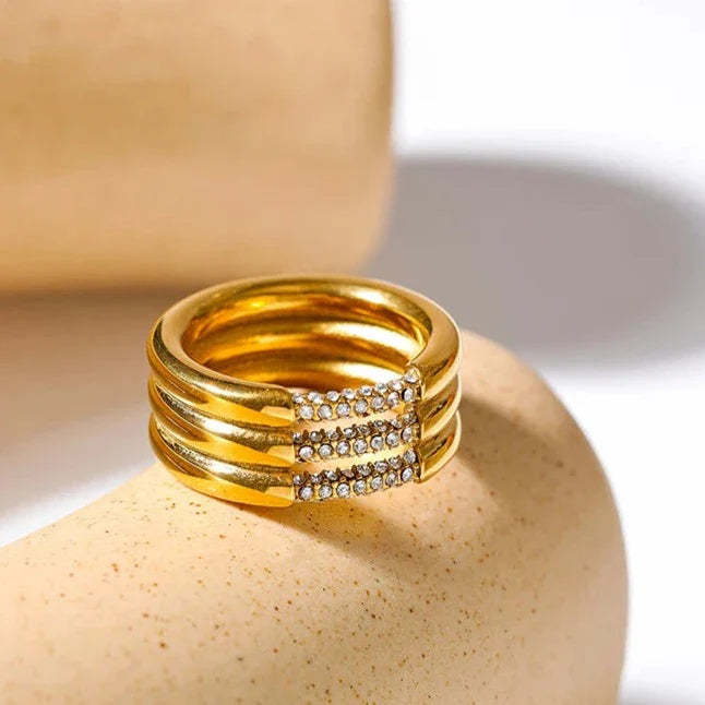 Elara – Bague Ondulée Scintillante