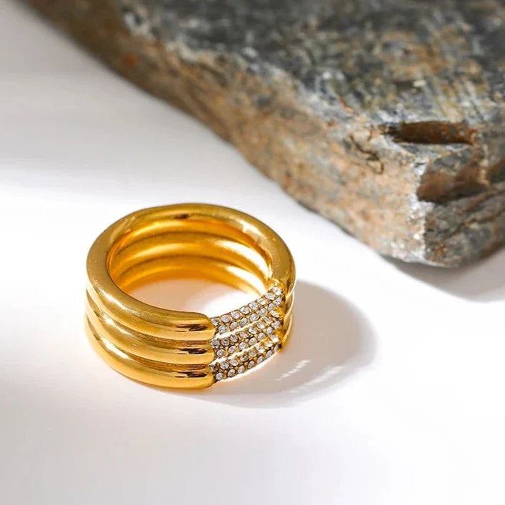 Elara – Bague Ondulée Scintillante