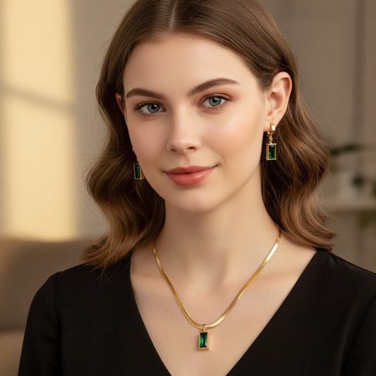 Thea – Pendentif Émeraude et Zircon sur Chaîne Luxe Lumière