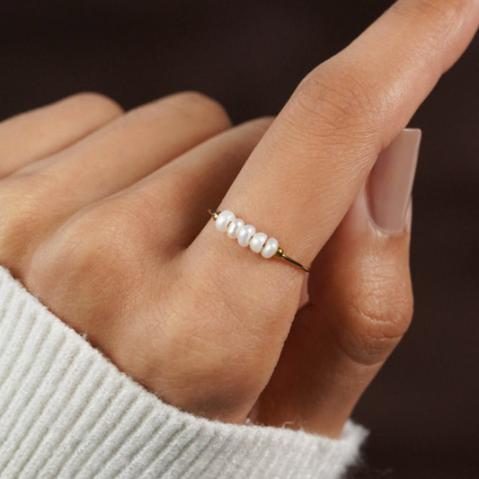 Bague en perles d'eau douce miniatures