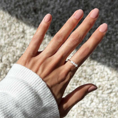 Bague en perles d'eau douce miniatures