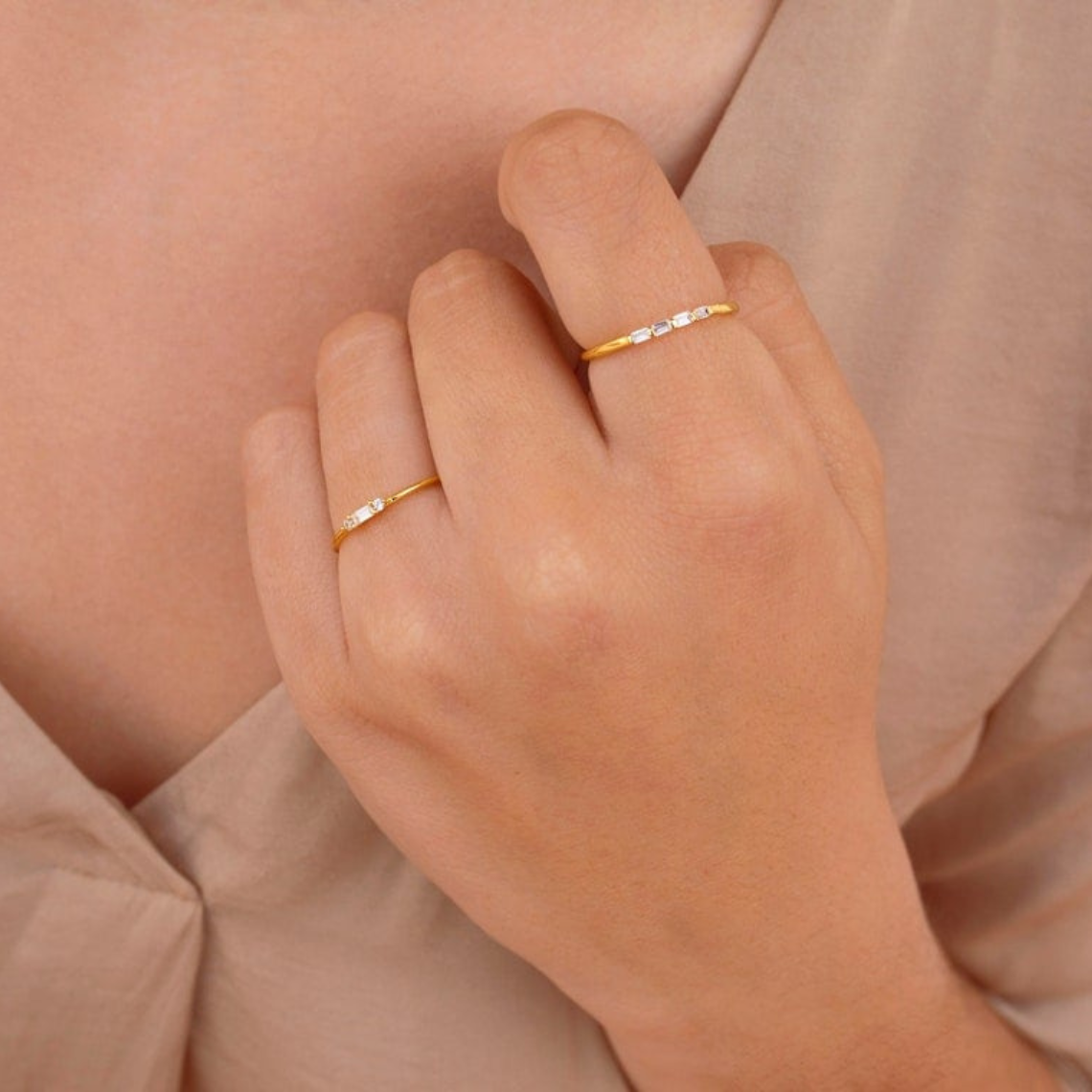 Tiny Baguette - Bague ronde délicate en CZ