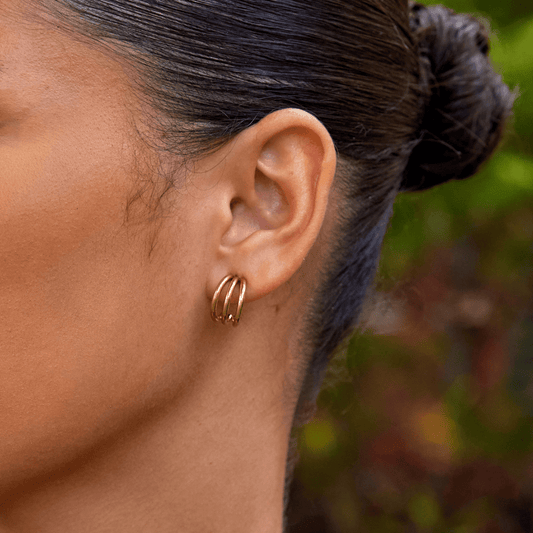 Anaya – Boucles d’Oreilles Créoles Triples Dorées