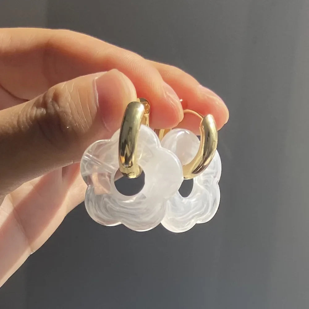 Florella – Créoles Fleur en Résine Élégante