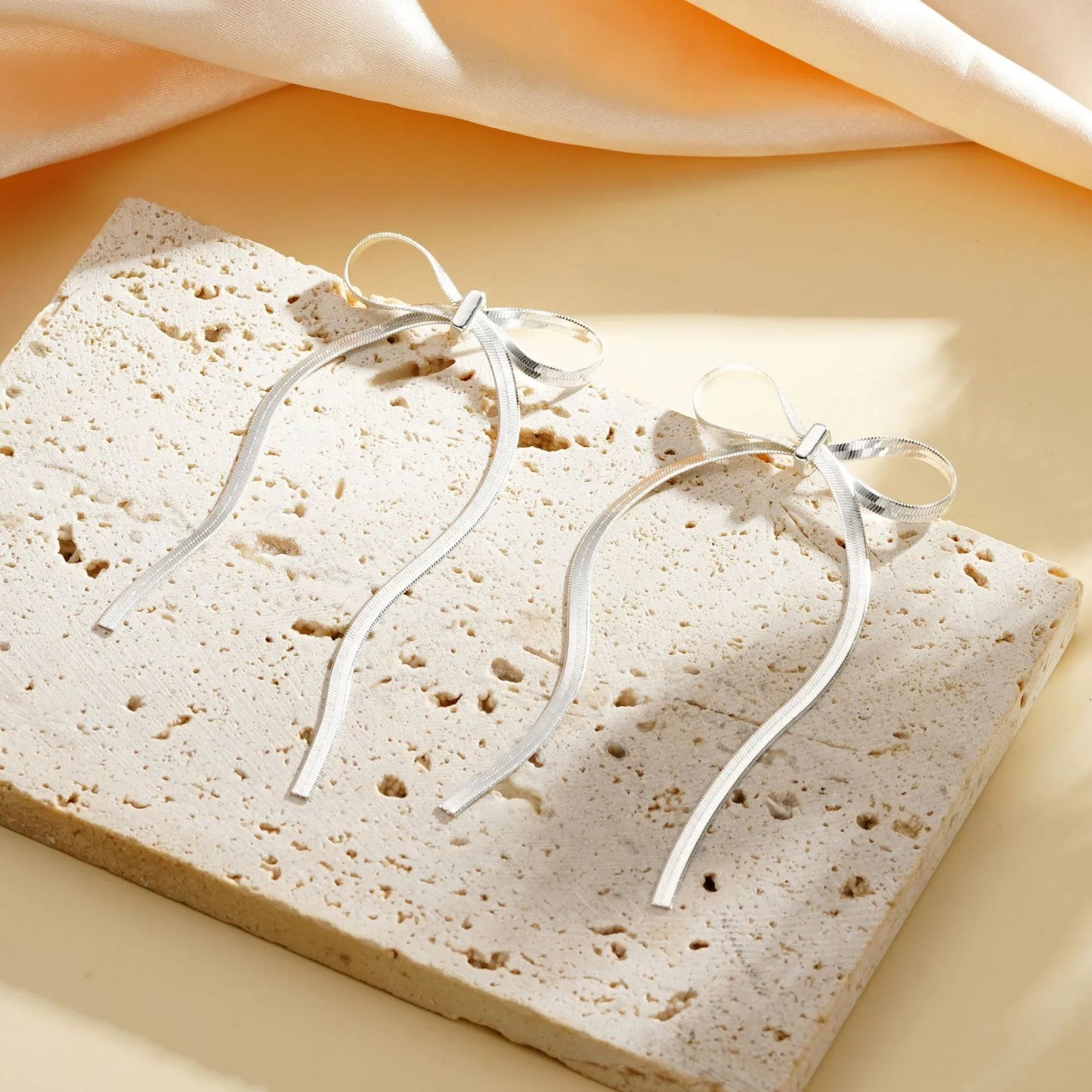 Nira – Boucles d’Oreilles Nœud Délicates