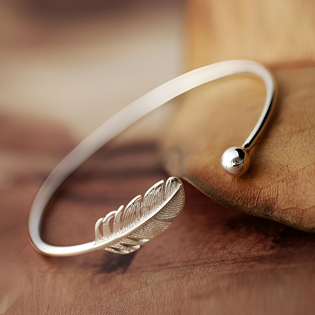 Nayla – Bracelet Plume Argentée Élégante