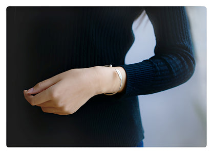 Nayla – Bracelet Plume Argentée Élégante
