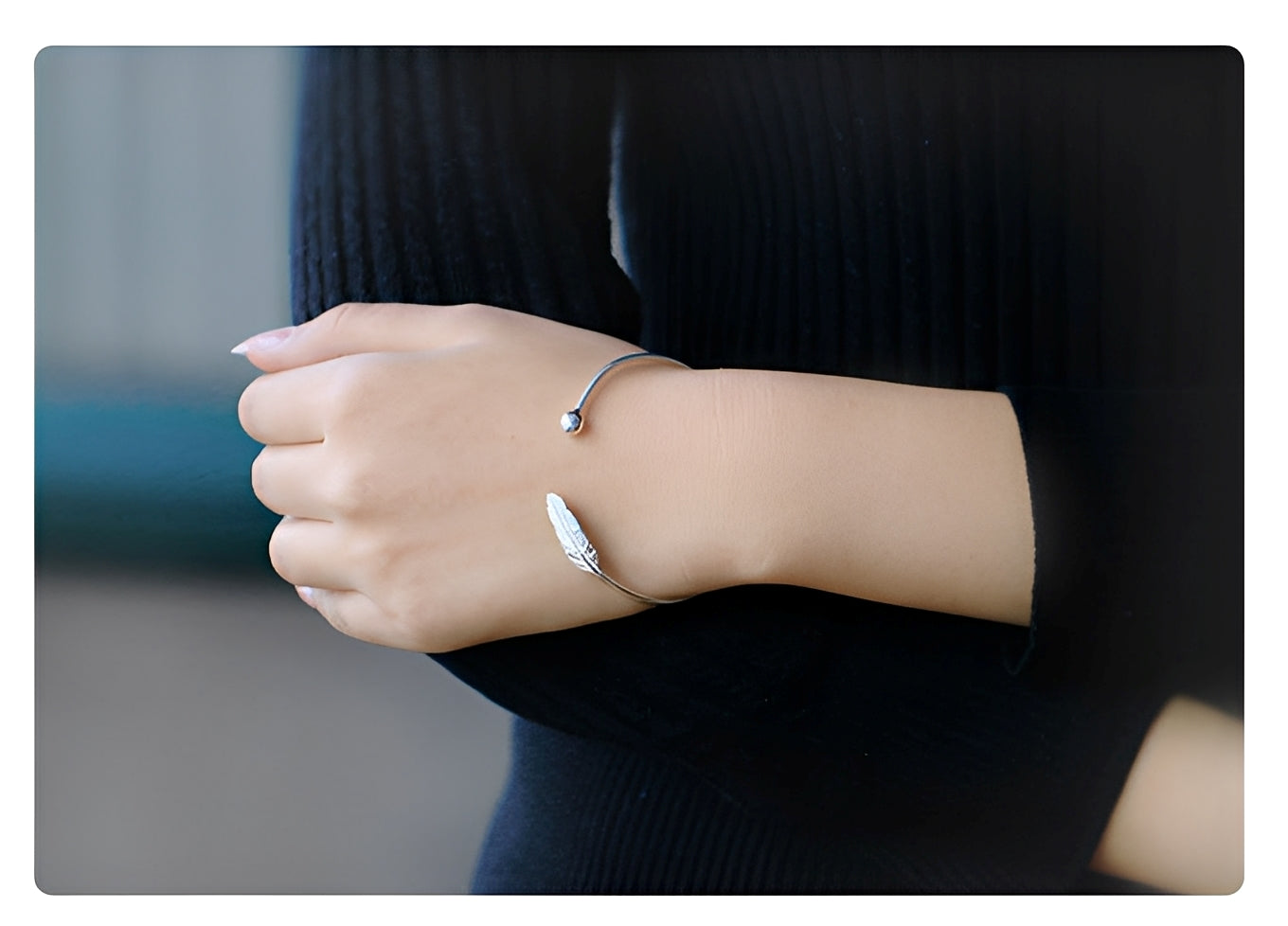 Nayla – Bracelet Plume Argentée Élégante