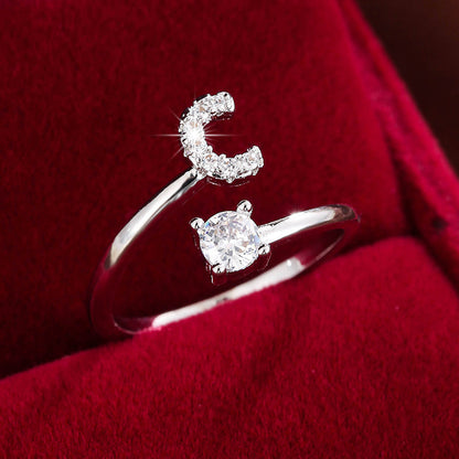 Nova – Bague Moderne Ouverte avec Initiale et Cubic Zirconia