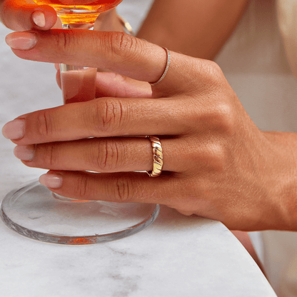 Calira – Bague Infini Torsadée Dorée