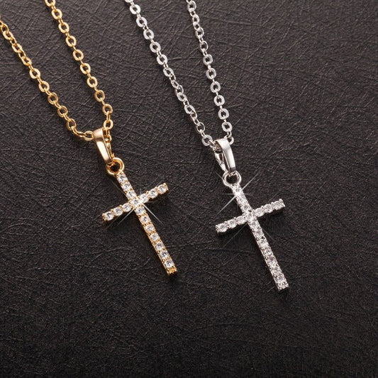 Celestia – Collier avec Pendentif Croix Raffiné