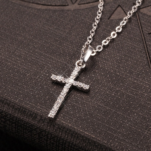 Celestia – Collier avec Pendentif Croix Raffiné
