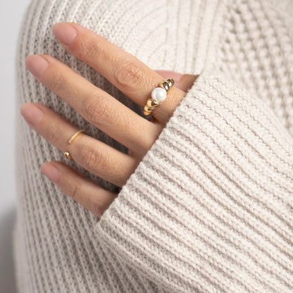 Dana – Bague Tordue avec Perle Élégante